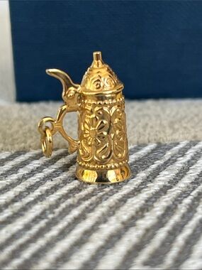 Juwelier Schneider Gold-tone Decorative Stein Charm in Navy Box
